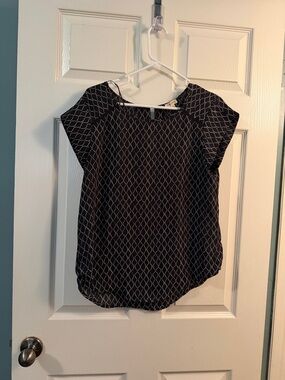 Lily White Black Short-Sleeve Geometric Blouse